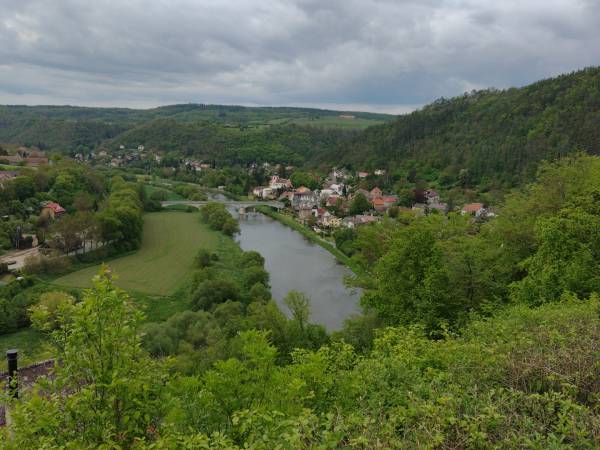 Výhled z Masarykovy vyhlídky nad Zbečnem